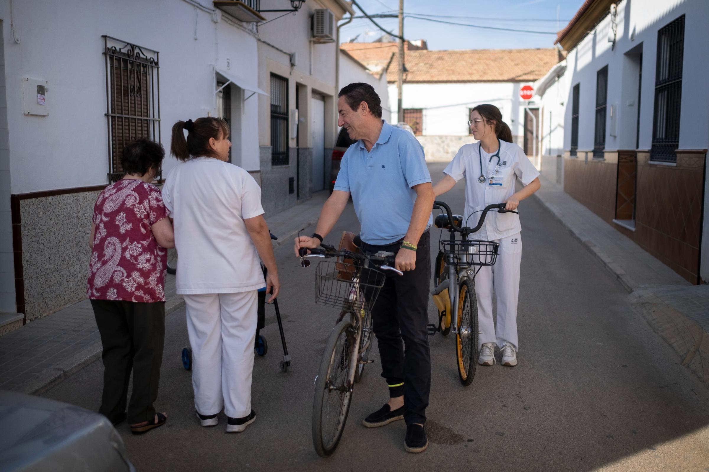 Médicos de familia ayudando a sus pacientes